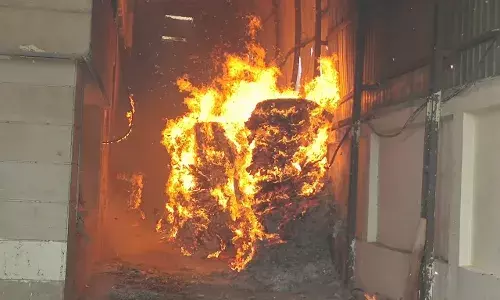 गत्ता फैक्ट्री में लगी आग, 20 करोड़ से अधिक का सामान हुआ राख