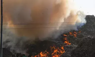 गाजीपुर के पहाड़ में लगी आग का धुआं पहुंचा टीएचए, सांस लेने और आंखों की जलन से लोग परेशान गाजीपुर के पहाड़ में लगी आग का धुआं पहुंचा टीएचए, सांस लेने और आंखों की जलन से लोग परेशान