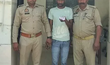 नशीले पदार्थ के साथ पुलिस ने एक तस्कर को गिरफ्तार किया नशीले पदार्थ के साथ पुलिस ने एक तस्कर को गिरफ्तार किया