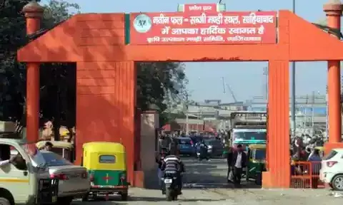 फल एवं सब्जी मण्डी साहिबाबाद में खुला हुआ है मेन होल, गिरती रहती हैं गाड़ियां फल एवं सब्जी मण्डी साहिबाबाद में खुला हुआ है मेन होल, गिरती रहती हैं गाड़ियां