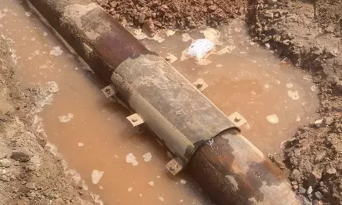 वनस्थली स्कूल के सामने पेयजल पाइपलाइन फटने से हजारों लीटर पानी सड़क पर बहकर हुआ बर्बाद वनस्थली स्कूल के सामने पेयजल पाइपलाइन फटने से हजारों लीटर पानी सड़क पर बहकर हुआ बर्बाद