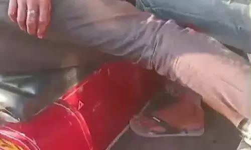 युवक को बीच रास्ते रोककर चाकू से गोदा, अस्पताल में भर्ती युवक को बीच रास्ते रोककर चाकू से गोदा, अस्पताल में भर्ती