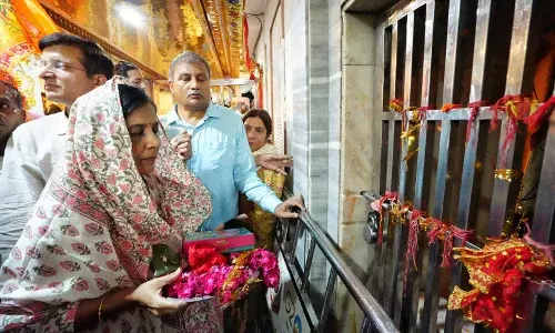 हनुमान जंयती पर मंदिर पहुंची मुख्यमंत्री अरविंद केजरीवाल की पत्नी सुनीता केजरीवाल हनुमान जंयती पर मंदिर पहुंची मुख्यमंत्री अरविंद केजरीवाल की पत्नी सुनीता केजरीवाल