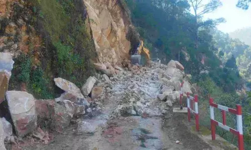 पहाड़ी से हाईवे पर गिरा मलबा, आवाजाही ठप पहाड़ी से हाईवे पर गिरा मलबा, आवाजाही ठप