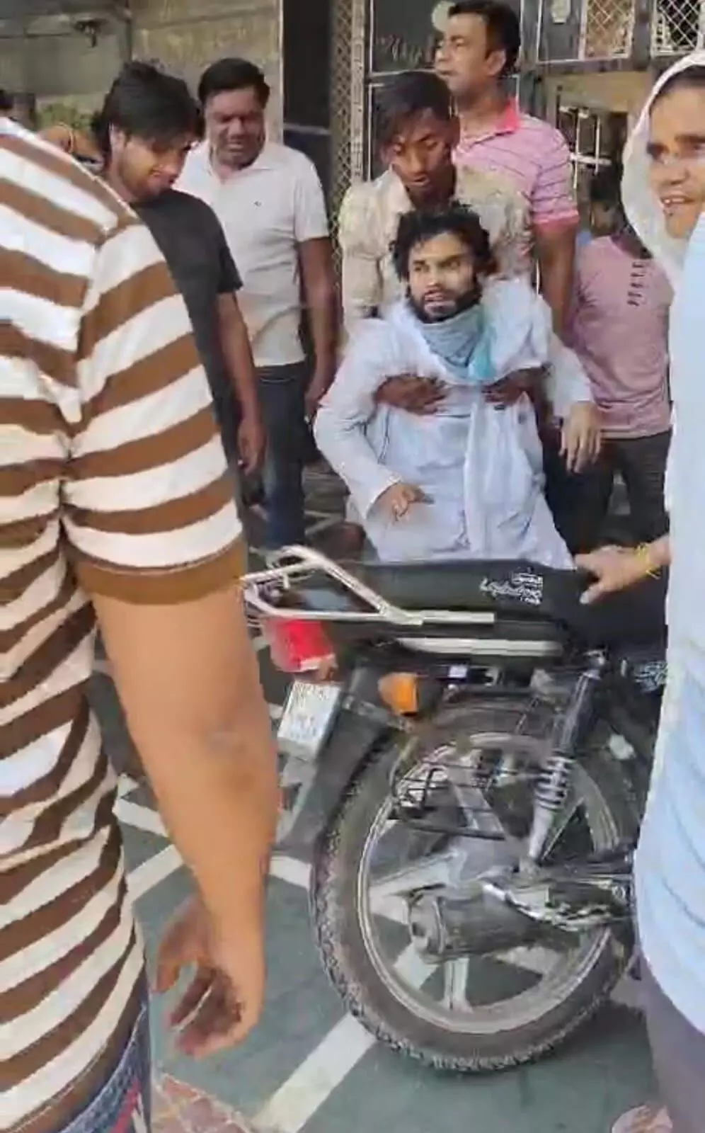 तेज रफ्तार ट्रक ने बाइक में मारी टक्कर पिता पुत्री घायल तेज रफ्तार ट्रक ने बाइक में मारी टक्कर पिता पुत्री घायल
