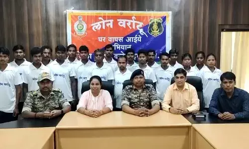 लोन वर्राटू (घर वापस आईये) अभियान से प्रभावित होकर 18 माओवादियों ने किया आत्मसमर्पण लोन वर्राटू (घर वापस आईये) अभियान से प्रभावित होकर 18 माओवादियों ने किया आत्मसमर्पण