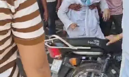 तेज रफ्तार ट्रक ने बाइक में मारी टक्कर पिता पुत्री घायल तेज रफ्तार ट्रक ने बाइक में मारी टक्कर पिता पुत्री घायल