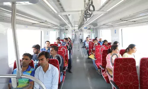 मतदान करने वाले यात्री स्टैंडर्ड टिकट में भी प्रीमियम कोच में कर पाएंगे यात्रा मतदान करने वाले यात्री स्टैंडर्ड टिकट में भी प्रीमियम कोच में कर पाएंगे यात्रा