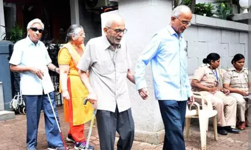 बुजुर्गों और दिव्यांग मतदाताओं में भी दिखा उत्साह, अपना मताधिकार का प्रयोग कर लोकतंत्र के इस महापर्व में दिया योगदान बुजुर्गों और दिव्यांग मतदाताओं में भी दिखा उत्साह, अपना मताधिकार का प्रयोग कर लोकतंत्र के इस महापर्व में दिया योगदान