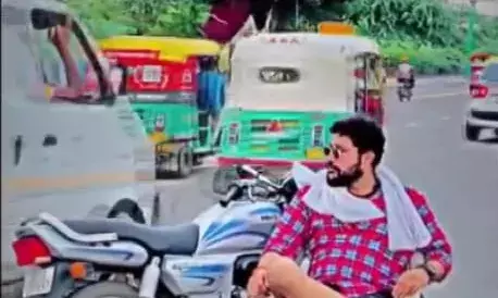 रील बनाने का खुमार : सड़क के बीचों-बीच कुर्सी पर बैठ कर बनाया रील रील बनाने का खुमार : सड़क के बीचों-बीच कुर्सी पर बैठ कर बनाया रील