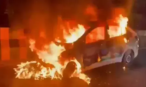 कार चला रहे पति ने पोल में मार दी टक्कर, पत्नी और बेटे की जिंदा जलकर मौत