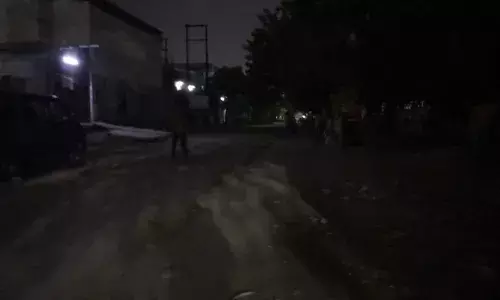 अंधेरे में डूबा रहता है साहिबाबाद औद्योगिक क्षेत्र साइट 4, ऐसे में होती है लूटपाट और चोरी की घटना