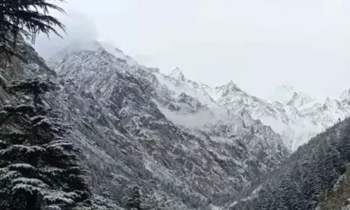 पहाड़ी क्षेत्रो में बर्फीली हवाओं से बदला मौसम का मिजाज
