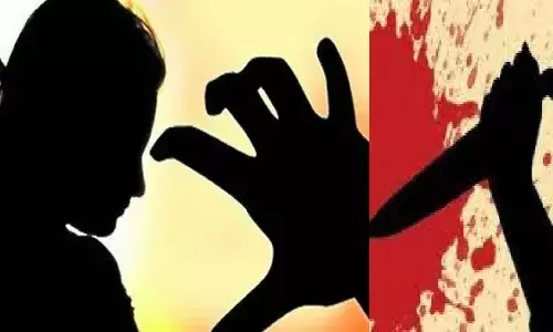 प्रेमिका का ब्लेड से गला रेत कर भागा युवक, जानिए फिर क्या हुआ प्रेमिका का ब्लेड से गला रेत कर भागा युवक, जानिए फिर क्या हुआ