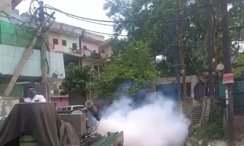 गाजियाबाद में मच्छरों की भरमार पर कमिश्नर ने ली बैठक, संचारी रोगों की रोकथाम के दिए निर्देश