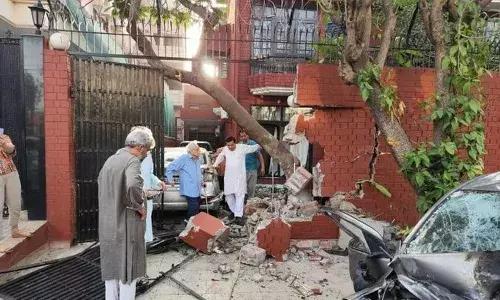 अनियंत्रित कार रिक्शा में टक्कर मारकर मकान में घुसी, पांच घायल