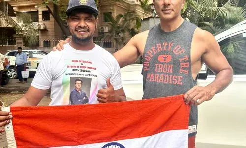 सोनू सूद के फैंस ने प्यार में की हदें पार 1500 कि.मी. की दूरी तय करके आया मुंबई मिलने सोनू सूद के फैंस ने प्यार में की हदें पार 1500 कि.मी. की दूरी तय करके आया मुंबई मिलने