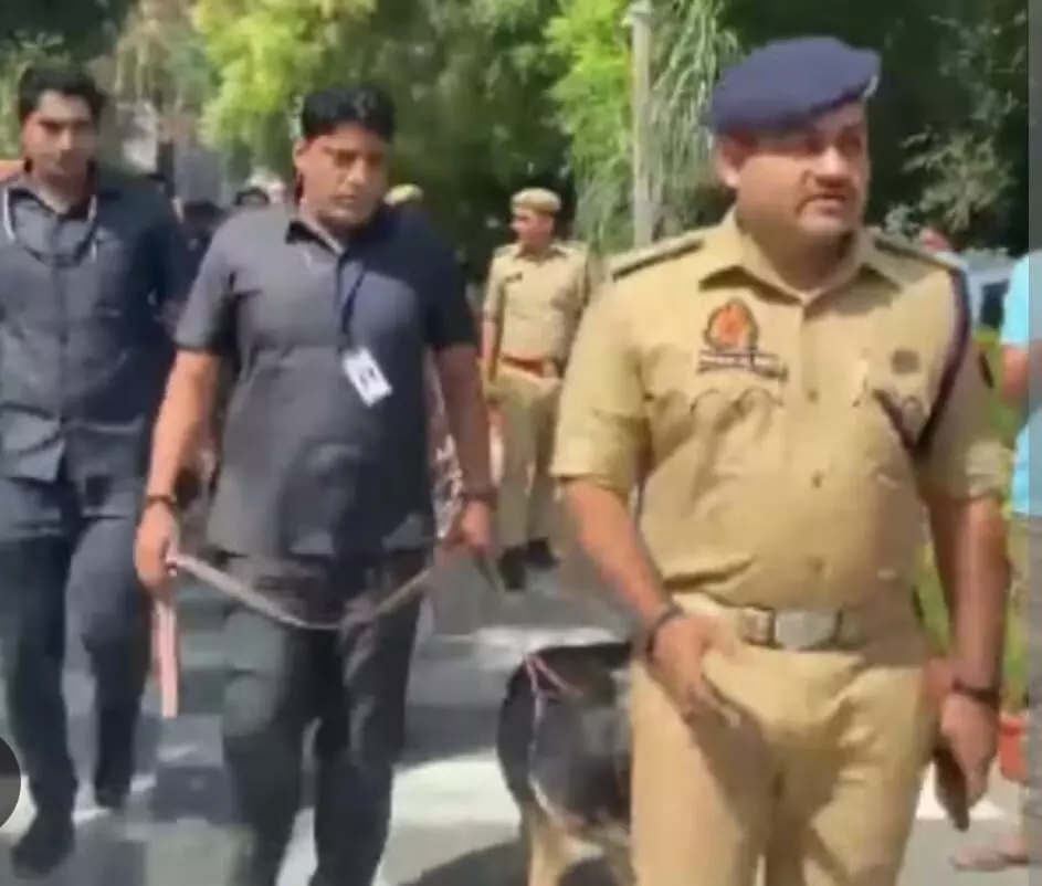 गाजियाबाद में एक स्कूल को मिला धमकी भरा ईमेल, तीन स्कूलों में पुलिस की छानबीन के बाद कर दी गई छुट्टी गाजियाबाद में एक स्कूल को मिला धमकी भरा ईमेल, तीन स्कूलों में पुलिस की छानबीन के बाद कर दी गई छुट्टी