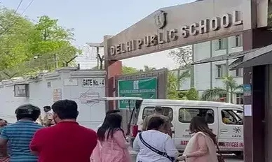 नोएडा से दिल्ली तक 50 से ज्यादा स्कूलों को बम से उड़ाने की मिली धमकी, पुलिस ने चलाया सर्च ऑपरेशन नोएडा से दिल्ली तक 50 से ज्यादा स्कूलों को बम से उड़ाने की मिली धमकी, पुलिस ने चलाया सर्च ऑपरेशन