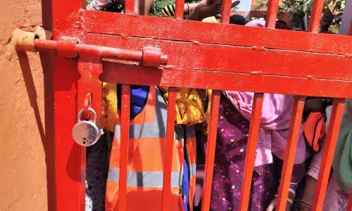 लोनी के मुख्य बाजार में लगा कूड़े का अंबार, पैदल चलना भी हो रहा है मुश्किल