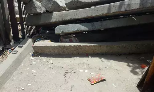 रेलवे ट्रैक पार करके जाना पड़ता है रामप्रस्थ, खंभे की सहायता से रेलवे ने रोका रास्ता तो राहगीरों ने किया ये काम