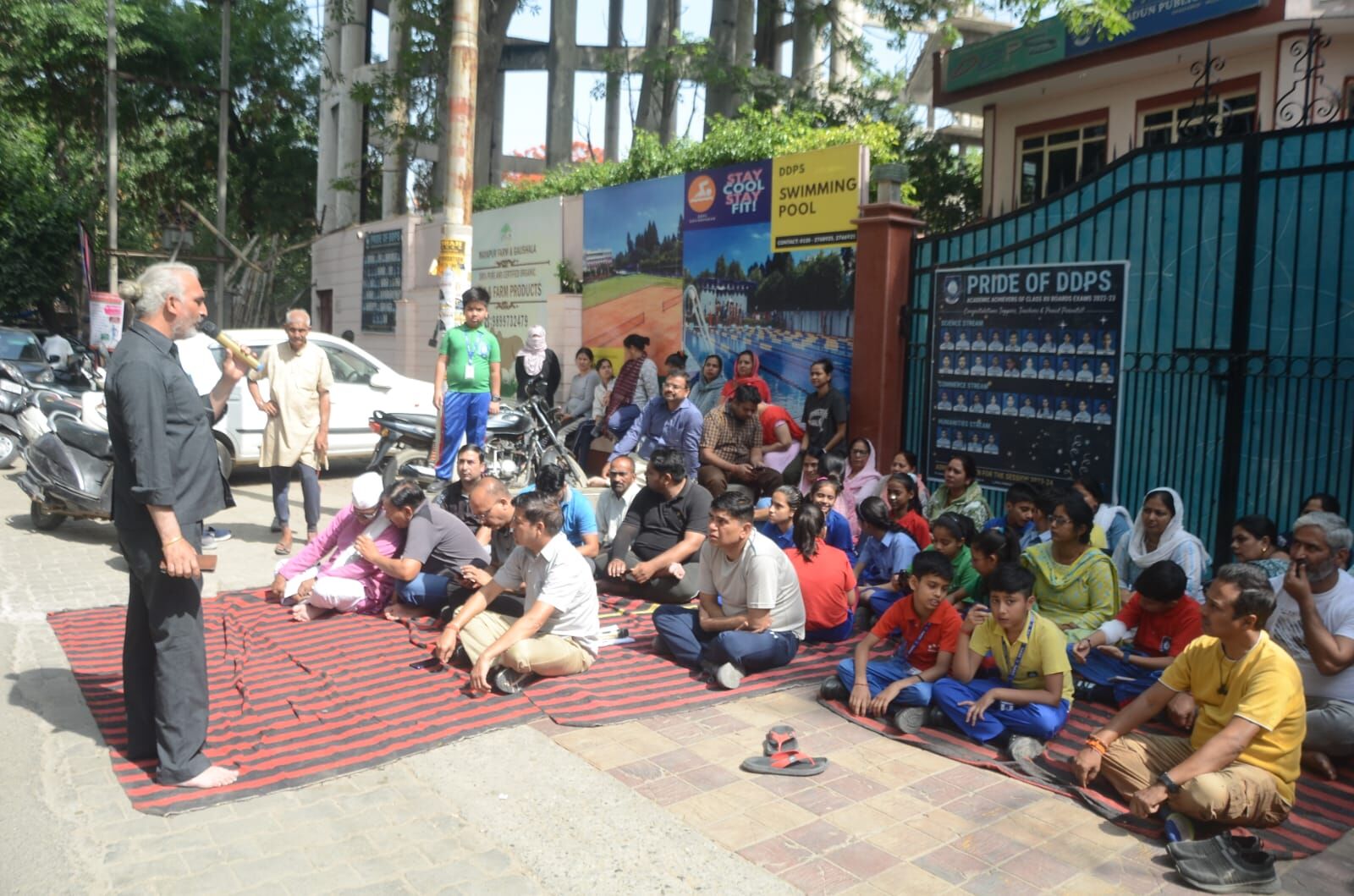 प्रशासन की भी बात नहीं मान रहा स्कूल, गुस्साए अभिभावकों ने किया प्रदर्शन