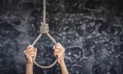 महिला ने गृह कलेश के चलते मौत को लगाया गले, जांच में जुटी पुलिस महिला ने गृह कलेश के चलते मौत को लगाया गले, जांच में जुटी पुलिस