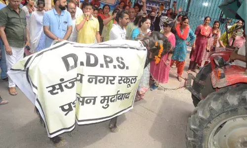 संजयनगर के डीडीपीएस स्कूल के गेट पर दूसरे दिन भैंस के आगे बीन बजाकर जताया विरोध,प्रबंधन की नींद तोड़ने के लिए यह... भी किया
