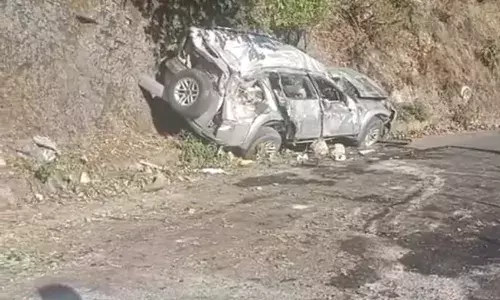 मसूरी घूमने गए स्टूडेंट्स की कार खाई में गिरी, पांच की मौत, एक घायल मसूरी घूमने गए स्टूडेंट्स की कार खाई में गिरी, पांच की मौत, एक घायल