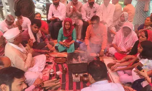 डीडीपीएस स्कूल के खिलाफ तीसरे दिन भी प्रदर्शन जारी, अभिभावकों ने स्कूल प्रबंधन को सद्बुद्धि के लिए कराया यज्ञ डीडीपीएस स्कूल के खिलाफ तीसरे दिन भी प्रदर्शन जारी, अभिभावकों ने स्कूल प्रबंधन को सद्बुद्धि के लिए कराया यज्ञ