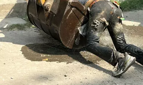 नाले में मिला युवक का शव, बुलडोजर में रस्सी बांधकर शव को नाले से निकालने को लेकर पुलिस पर उठे सवाल