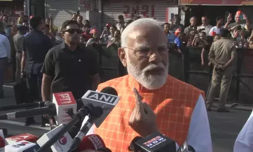 तीसरे चरण का मतदान जारी , प्रधानमंत्री मोदी ने अहमदाबाद में मतदान कर लोगो  से मतदान की अपील की। तीसरे चरण का मतदान जारी , प्रधानमंत्री मोदी ने अहमदाबाद में मतदान कर लोगो  से मतदान की अपील की।