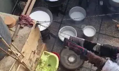 बाल मजदूरी की तस्वीर सोशल मीडिया पर वायरल, वीडियो में कई अनियमितताएं भी दिख रही