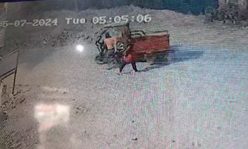 चोरों ने ई रिक्शा चोरी किया, चोर सीसीटीवी में कैद हुए