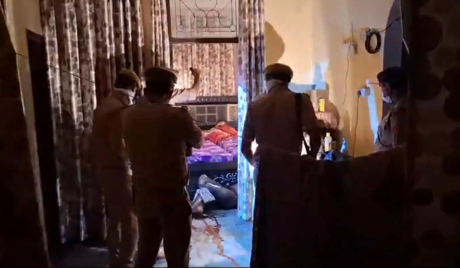 फ्लैट में मिले युवक के शव मामले में पुलिस ने सीसीटीवी कैमरे के फुटेज खंगाली फ्लैट में मिले युवक के शव मामले में पुलिस ने सीसीटीवी कैमरे के फुटेज खंगाली