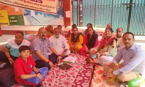 डीडीपीएस स्कूल की मनमानी के विरोध में अभिभावकों का धरना जारी