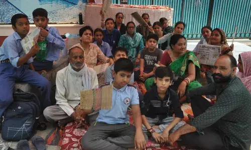 डीडीपीएस स्कूल संजयनगर पर धरना दे रहे अभिभावकों ने अब लगाया ये आरोप