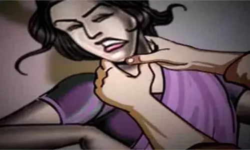 बीच सड़क पर इंजीनियर की पत्नी का गला दबाकर लूट ली चेन, साथ में थी तीन साल की बेटी, ऐसे दिया वारदात को अंजाम