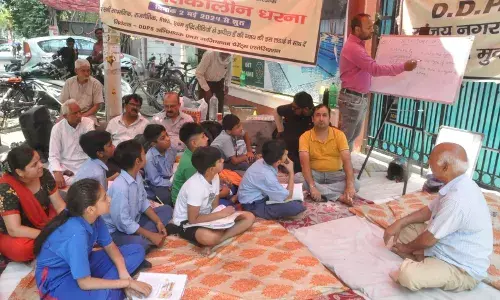 डीडीपीएस स्कूल संजयनगर में धरने पर बैठे अभिभावकों का प्रदर्शन जारी, बच्चों की पढ़ाई पर गहराया संकट