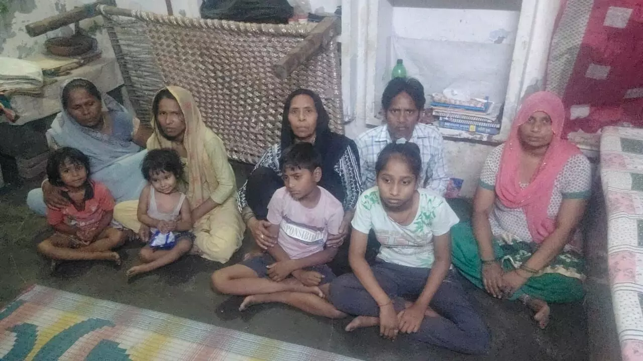 हापुड़ सड़क हादसे में जान गंवाने वाले लोगों के बच्चों का रो-रोकर बुरा हाल, कहा- पापा कब आएंगे हापुड़ सड़क हादसे में जान गंवाने वाले लोगों के बच्चों का रो-रोकर बुरा हाल, कहा- पापा कब आएंगे