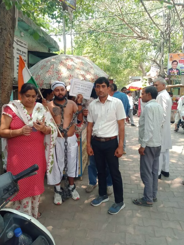 अपनी पीठ पर 250 से ज्यादा शहीद सैनिकों के नाम गुदवा रखे विजय हिंदुस्तानी पहुंचे गाजियाबाद, लोगों ने घेरा, जानिए पूरा मामला अपनी पीठ पर 250 से ज्यादा शहीद सैनिकों के नाम गुदवा रखे विजय हिंदुस्तानी पहुंचे गाजियाबाद, लोगों ने घेरा, जानिए पूरा मामला