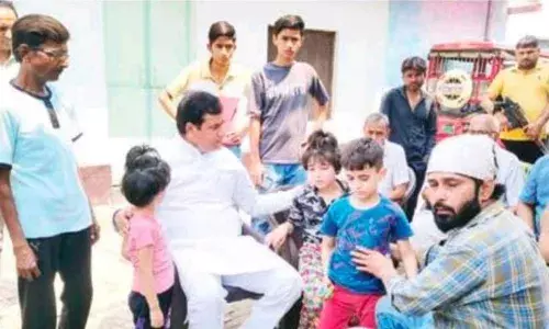 सड़क दुर्घटना में 6 युवकों के हुई मौत के बाद विधायक नंदकिशोर गुर्जर पहुंचे परिजनों के घर, दिया मदद करने का आश्वासन