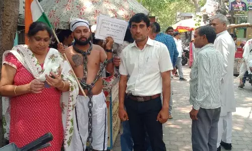 अपनी पीठ पर 250 से ज्यादा शहीद सैनिकों के नाम गुदवा रखे विजय हिंदुस्तानी पहुंचे गाजियाबाद, लोगों ने घेरा, जानिए पूरा मामला