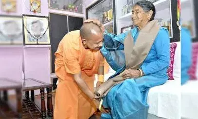 युपी के मुख्यमंत्री योगी आदित्यनाथ की मां की तबीयत सुधरी, एम्स से मिली छुट्टी