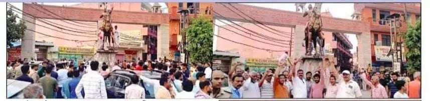 गांव के मुख्य द्वार पर लगी सम्राट पृथ्वीराज चौहान की प्रतिमा का हुआ जलाभिषेक, 11 सौ ईसवी में बना था गांव गांव के मुख्य द्वार पर लगी सम्राट पृथ्वीराज चौहान की प्रतिमा का हुआ जलाभिषेक, 11 सौ ईसवी में बना था गांव