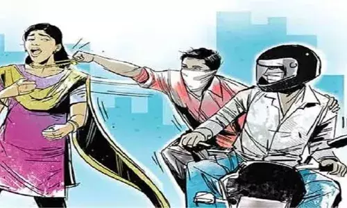 दिल्ली हाईकोर्ट के अधिवक्ता की पत्नी से बाइक सवार बदमाश ने चाकू की नोक पर सोने की लूटी चेन, आरोपी फरार दिल्ली हाईकोर्ट के अधिवक्ता की पत्नी से बाइक सवार बदमाश ने चाकू की नोक पर सोने की लूटी चेन, आरोपी फरार