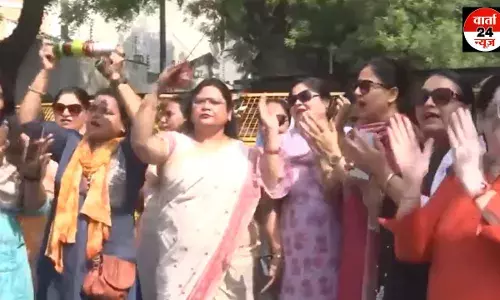 स्वाति मालीवाल मारपीट मामले में भाजपा महिला मोर्चा ने दिल्ली के सीएम आवास पर किया प्रदर्शन, केजरीवाल ने अपनी चुप्पी अभी तक नहीं तोड़ी,फुटेज खंगाली जाएगी स्वाति मालीवाल मारपीट मामले में भाजपा महिला मोर्चा ने दिल्ली के सीएम आवास पर किया प्रदर्शन, केजरीवाल ने अपनी चुप्पी अभी तक नहीं तोड़ी,फुटेज खंगाली जाएगी