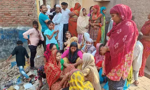 घर के अंदर पत्नी की हत्या के बाद खुद फंदे पर लटका पति, जाने पत्नी के साथ क्या था विवाद घर के अंदर पत्नी की हत्या के बाद खुद फंदे पर लटका पति, जाने पत्नी के साथ क्या था विवाद