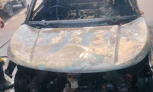 चलती एसयूवी गाड़ी में लगी आग, देखते ही देख्ग्ते बना आग का गोला