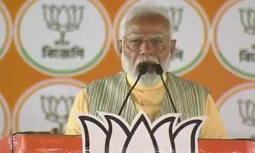 प्रधानमंत्री नरेंद्र मोदी बंगाल में गरजे, बोले - आज टीएमसी मां माटी और मानुष का ही भक्षण कर रही है प्रधानमंत्री नरेंद्र मोदी बंगाल में गरजे, बोले - आज टीएमसी मां माटी और मानुष का ही भक्षण कर रही है